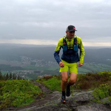 Løper på vei opp Varingskollen