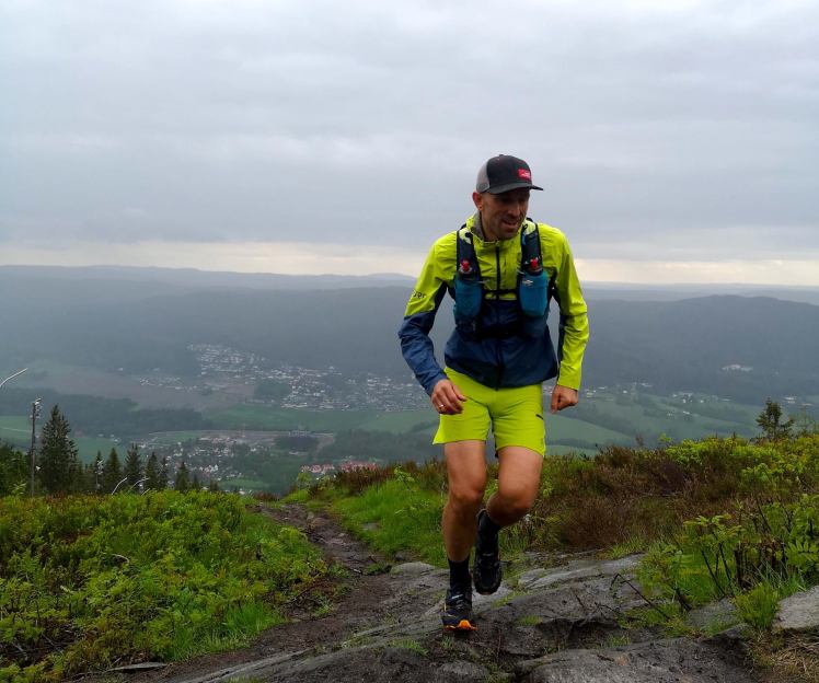 Løper på vei opp Varingskollen