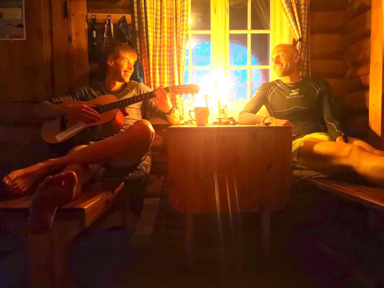 To menn i hytte med gitar