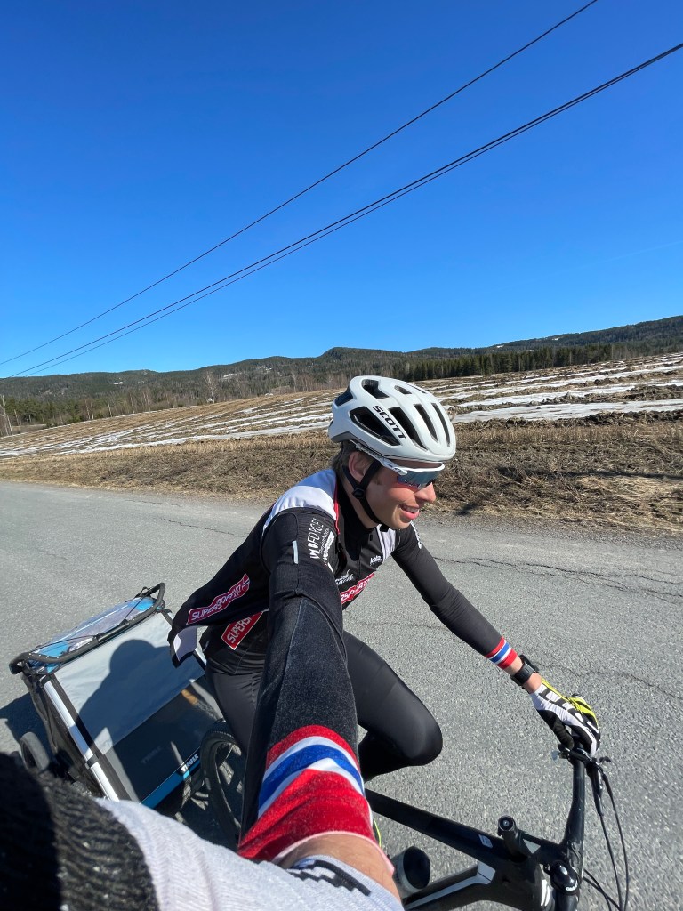 På sykkeltur med Thule Chariot sport 2